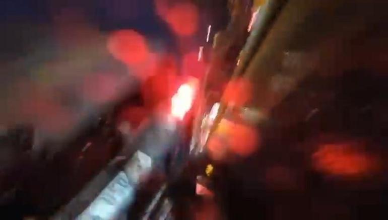 Beylikdüzünde yolda kayan motosikletin kamyonetin altına girdiği anlar kamerada