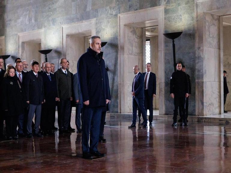 Bakan Fidan, Dışişleri Şehitliğini ziyaret etti