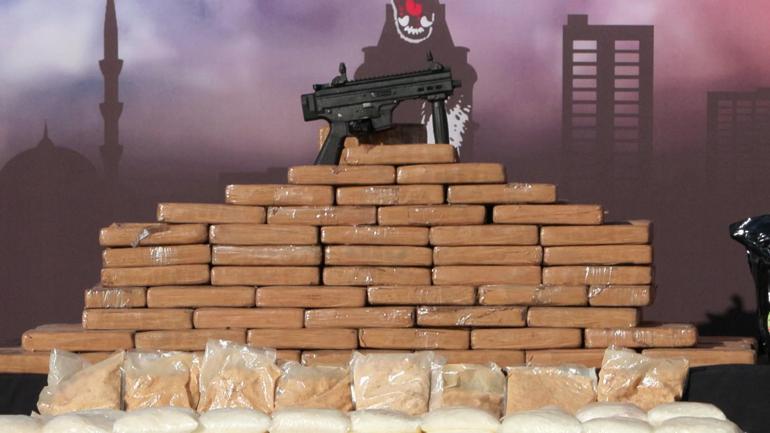 İstanbulda operasyonla ele geçirilen 1 ton 144 kilo 396 gram uyuşturucu emniyette sergilendi