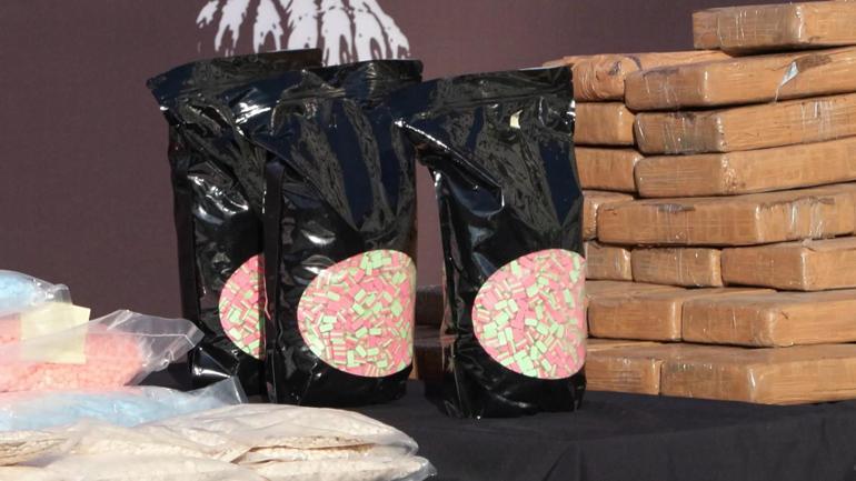 İstanbulda operasyonla ele geçirilen 1 ton 144 kilo 396 gram uyuşturucu emniyette sergilendi