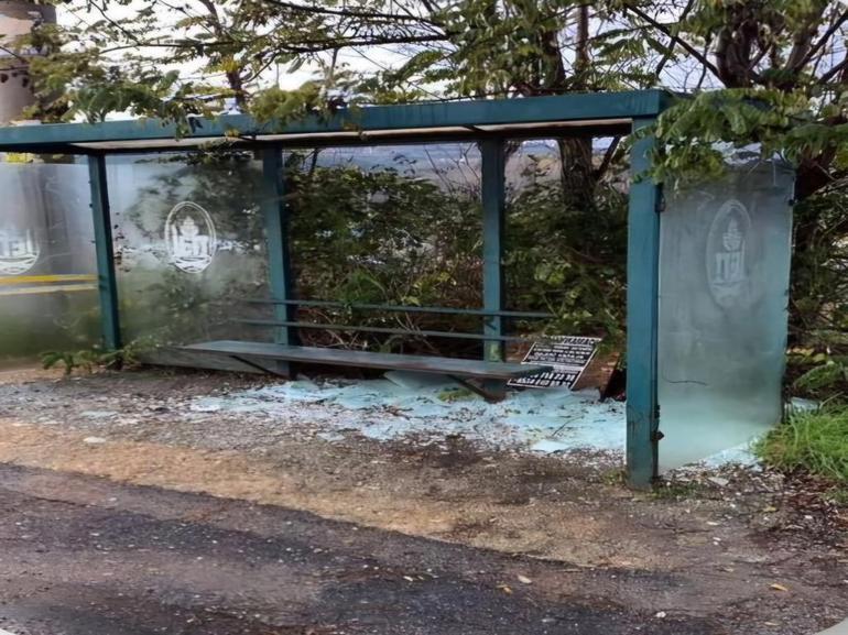 Beykozda otobüs duraklarının camlarını kıran 2 şüpheli yakalandı