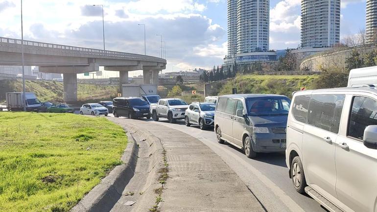 Başakşehirde refüjü çarpan hafriyat kamyonu karşı şeride devrildi