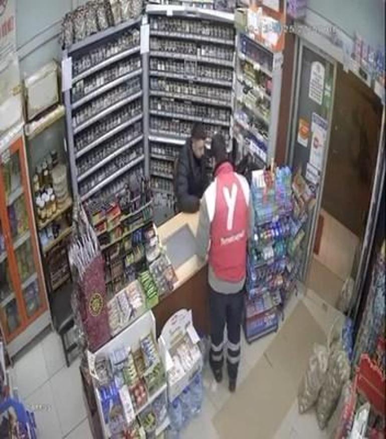 Avcılar’da markette parasını düşüren kuryeyi sosyal medya sayesinde buldu