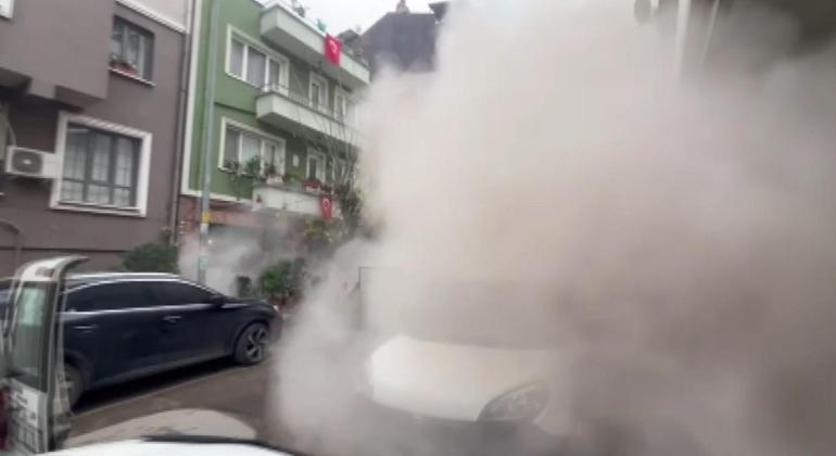 Yıkımına zeminden başlanan 4 katlı binanın en üst katı ayakta kaldı