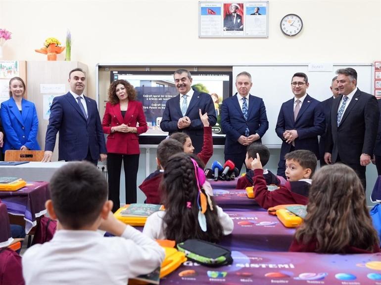 Bakanlar Tekin ve Kacır, Türk Malları Haftasında öğrencilerle buluştu