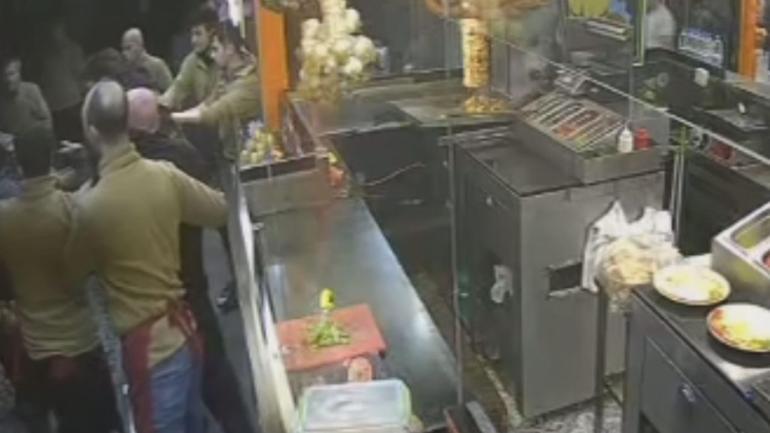 Fatihte esnaflar arasındaki kavga kamerada; 2 kişi gözaltına alındı