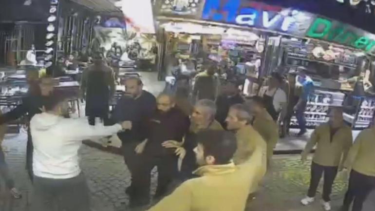 Fatihte esnaflar arasındaki kavga kamerada; 2 kişi gözaltına alındı