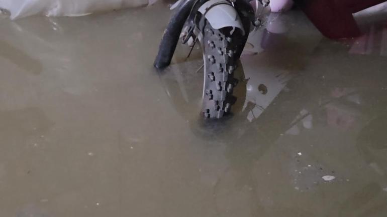 Sultangazide sokakta rögar tıkandı; 3 katlı binanın bodrum katını su bastı