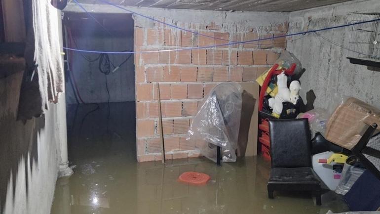 Sultangazide sokakta rögar tıkandı; 3 katlı binanın bodrum katını su bastı