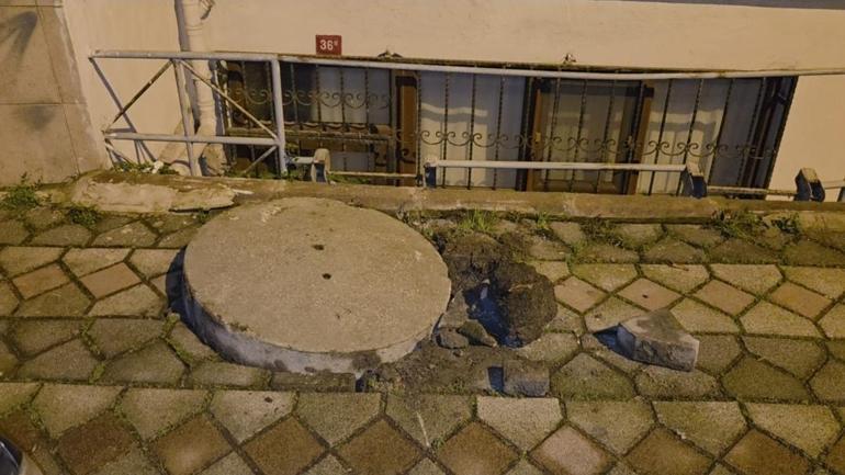 Sultangazide sokakta rögar tıkandı; 3 katlı binanın bodrum katını su bastı