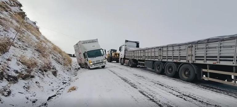 Muş'ta yolda kalan 20 araç kurtarıldı