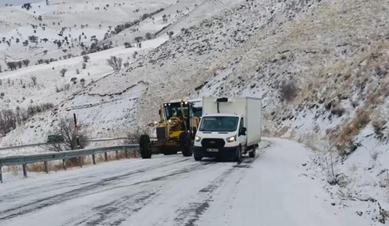 Muş'ta yolda kalan 20 araç kurtarıldı