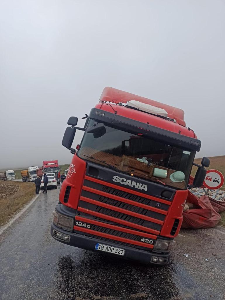 Dorsesi yan yatan TIR’a çarpan hafif ticari araçtaki çift yaralandı