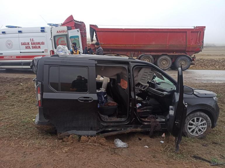 Dorsesi yan yatan TIR’a çarpan hafif ticari araçtaki çift yaralandı