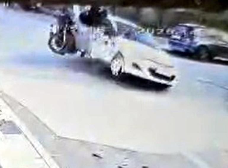 Otomobille çarpışan motosikletin sürücüsü öldü; kaza anı kamerada