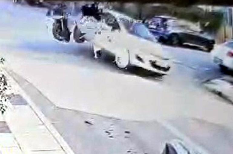 Otomobille çarpışan motosikletin sürücüsü öldü; kaza anı kamerada