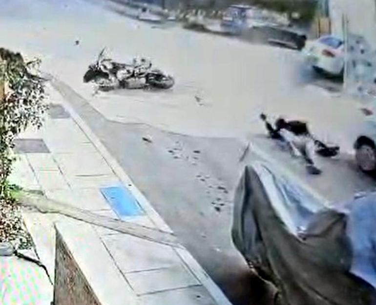 Otomobille çarpışan motosikletin sürücüsü öldü; kaza anı kamerada