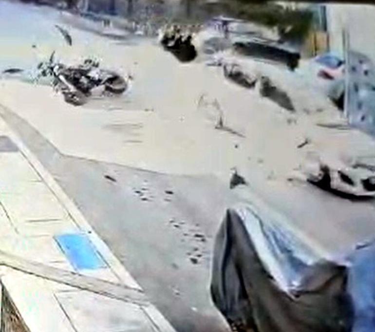 Otomobille çarpışan motosikletin sürücüsü öldü; kaza anı kamerada