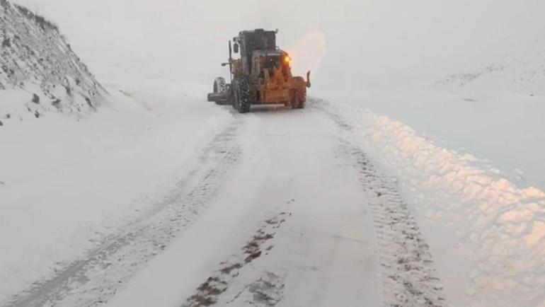 Siirt’te kar yağışı nedeniyle 15 köy yolu ulaşıma kapandı