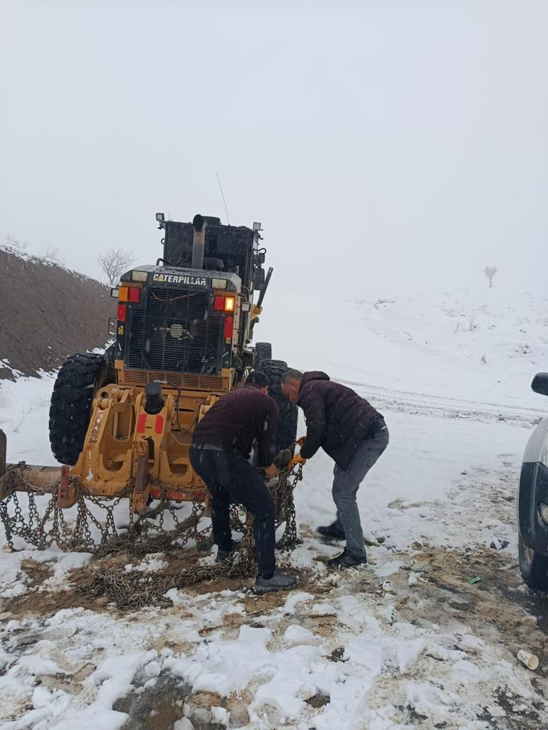 Siirt’te kar yağışı nedeniyle 15 köy yolu ulaşıma kapandı