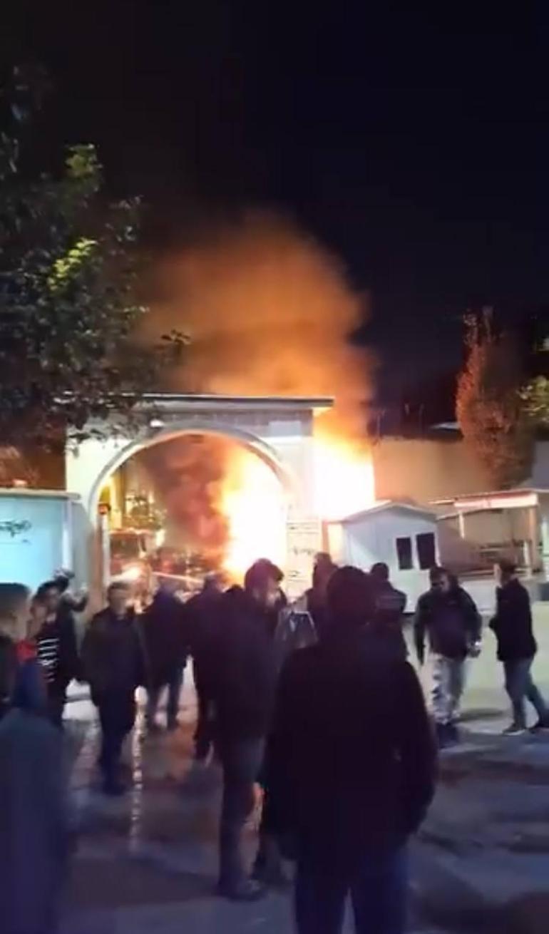 Fatihte cami girişindeki güvenlik kulübesinde çıkan yangın söndürüldü