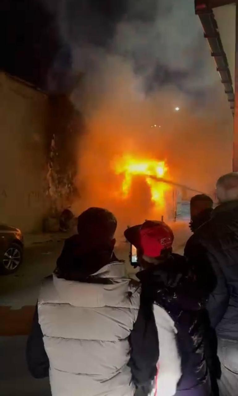 Fatihte cami girişindeki güvenlik kulübesinde çıkan yangın söndürüldü