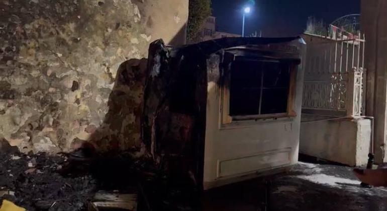 Fatihte cami girişindeki güvenlik kulübesinde çıkan yangın söndürüldü