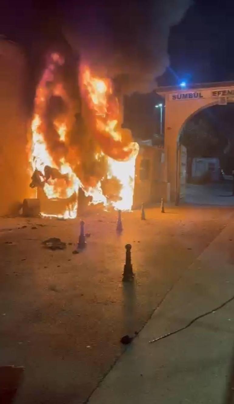 Fatihte cami girişindeki güvenlik kulübesinde çıkan yangın söndürüldü