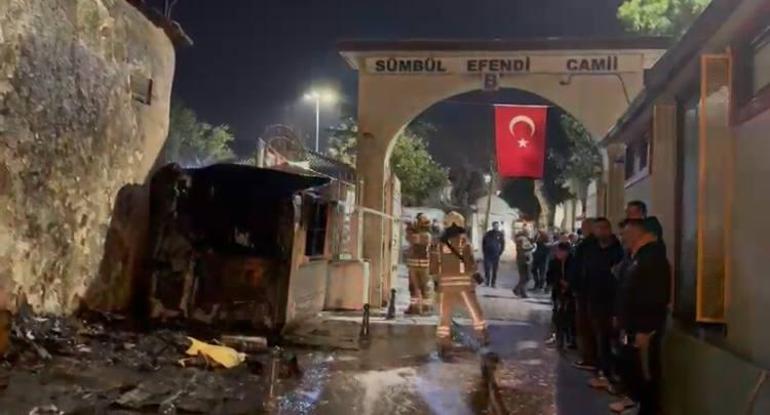Fatihte cami girişindeki güvenlik kulübesinde çıkan yangın söndürüldü