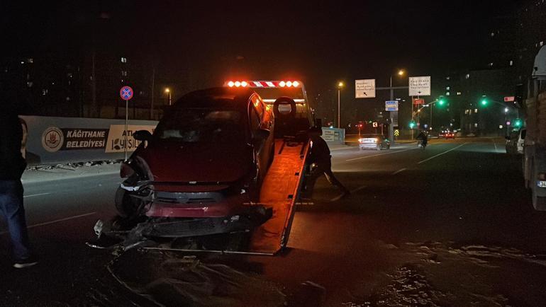 Kağıthane’de otomobil park halindeki TIRa çarptı: 2 yaralı