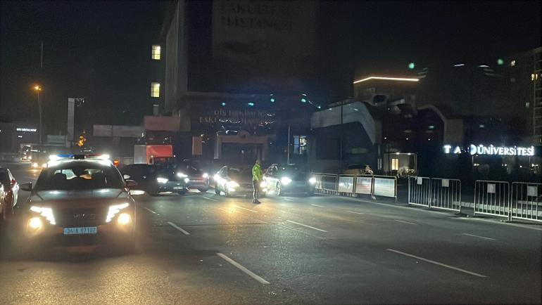 Kağıthane’de otomobil park halindeki TIRa çarptı: 2 yaralı