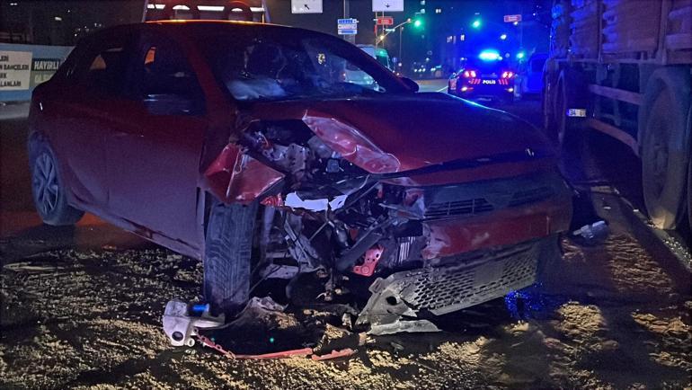 Kağıthane’de otomobil park halindeki TIRa çarptı: 2 yaralı