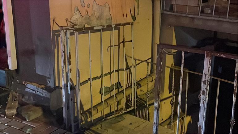 Sarıyer’de zemininde kayma oluşan bina gecekonduya yaslandı