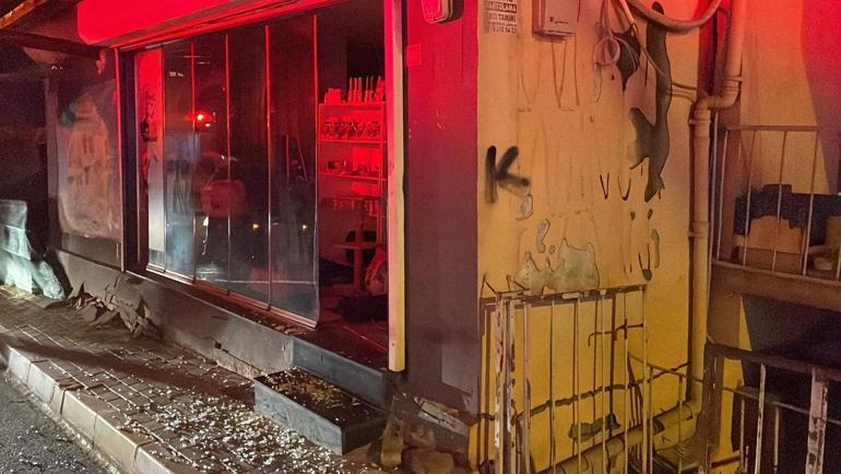 Sarıyer’de zemininde kayma oluşan bina gecekonduya yaslandı