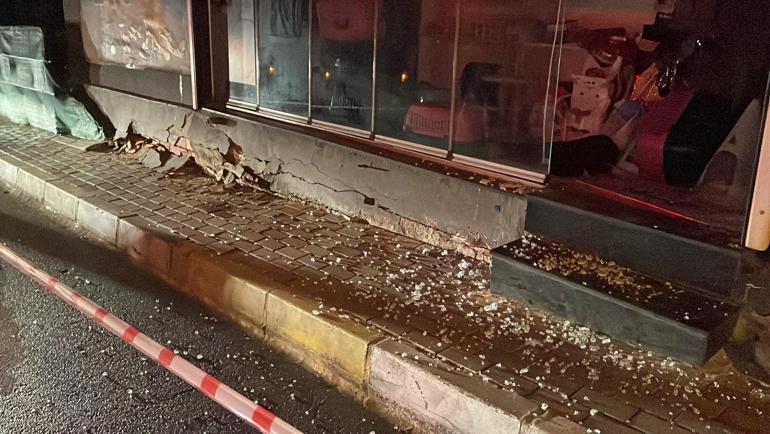 Sarıyer’de zemininde kayma oluşan bina gecekonduya yaslandı