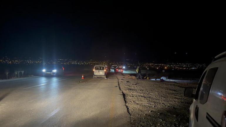 Hafif ticari araç, sürüye çarptı; sürücü yaralı, 12 koyun öldü