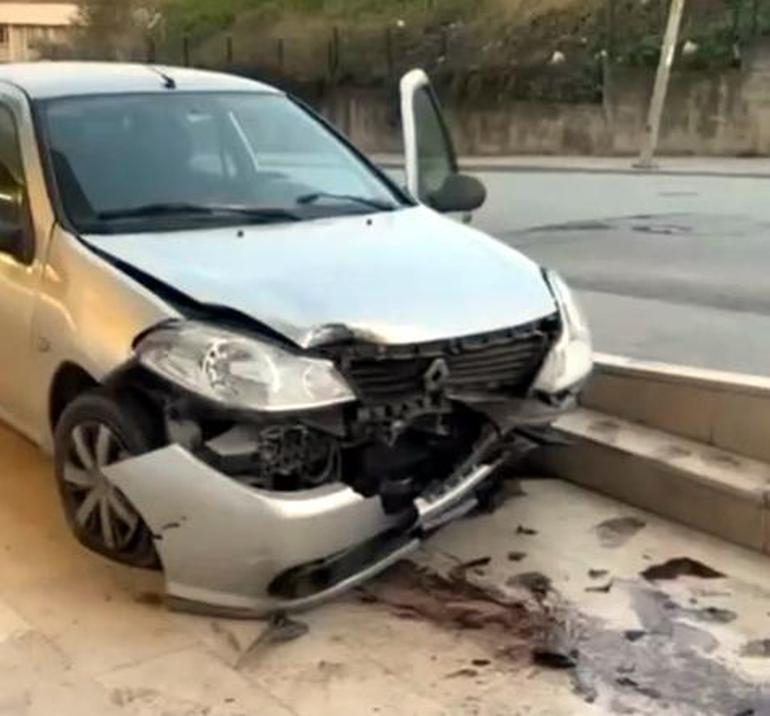 Esenyurt’ta sürücüsünün direksiyon hakimiyetini kaybettiği otomobil kaldırıma çıktı