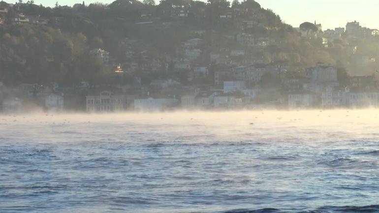 İstanbul Boğazında denizden buhar yükseldi
