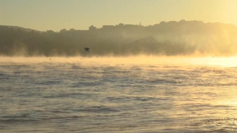 İstanbul Boğazında denizden buhar yükseldi