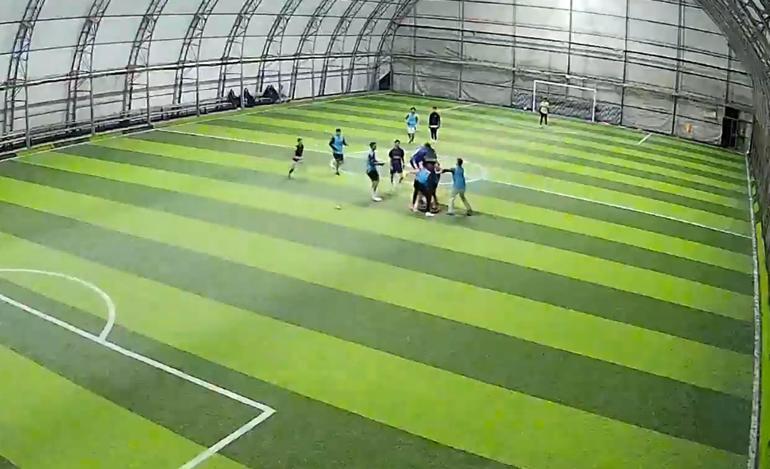 Halı saha maçında tekmeli- yumruklu kavga