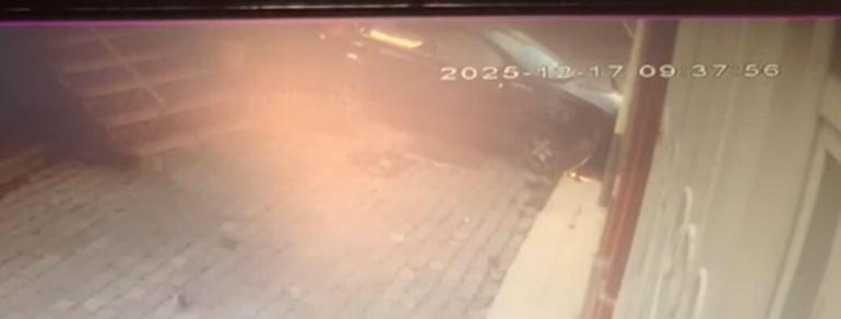 Apartmanın bahçesine uçan otomobildeki 4 kişi yaralandı; kaza kamerada