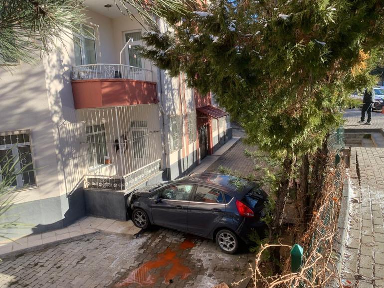 Apartmanın bahçesine uçan otomobildeki 4 kişi yaralandı; kaza kamerada