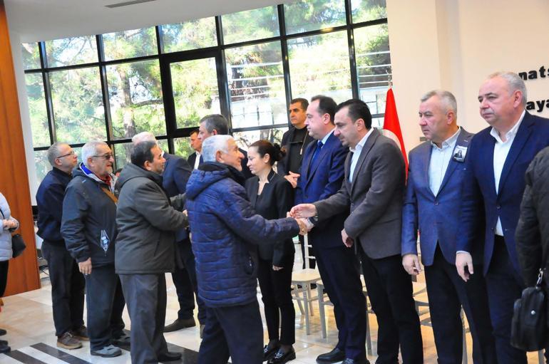 Özgür Özel, Gülşah Durbayın ailesi ile birlikte taziyeleri kabul ediyor