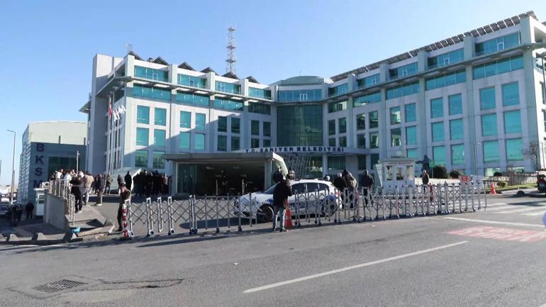 Sarıyerde günü değiştirilen semt pazarının esnafı belediye binasının önünde eylem yaptı