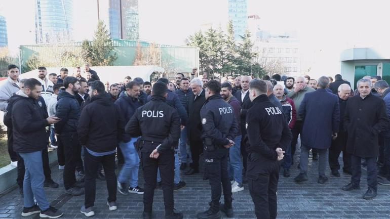 Sarıyerde günü değiştirilen semt pazarının esnafı belediye binasının önünde eylem yaptı