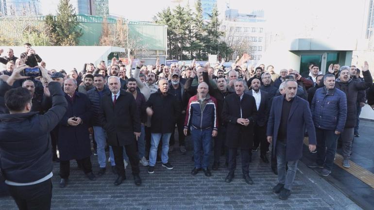 Sarıyerde günü değiştirilen semt pazarının esnafı belediye binasının önünde eylem yaptı