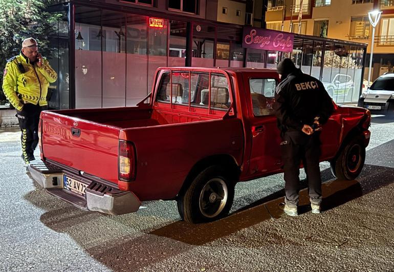 ‘Dur’ ihtara uymayan sürücü, kamyonetinin lastiklerine ateş edilerek yakalandı