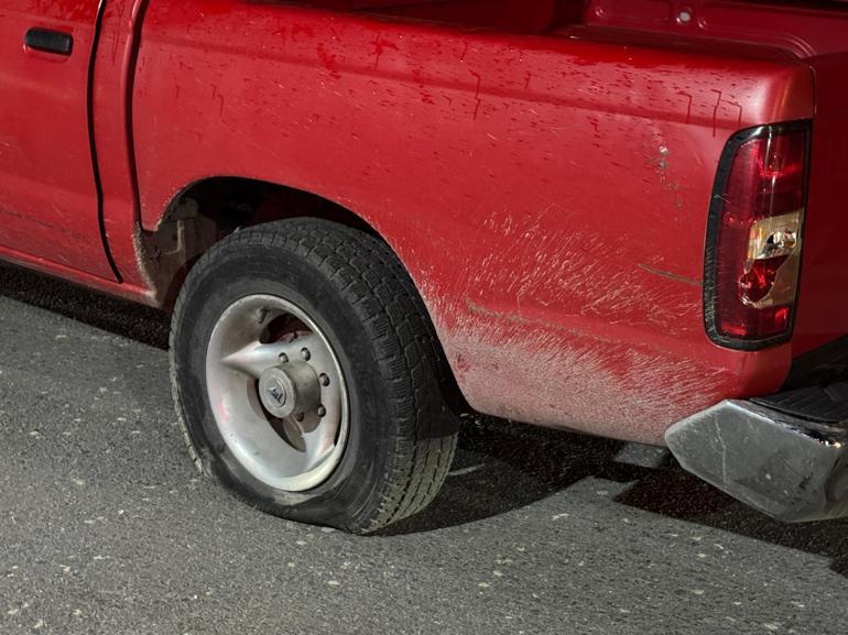 ‘Dur’ ihtara uymayan sürücü, kamyonetinin lastiklerine ateş edilerek yakalandı