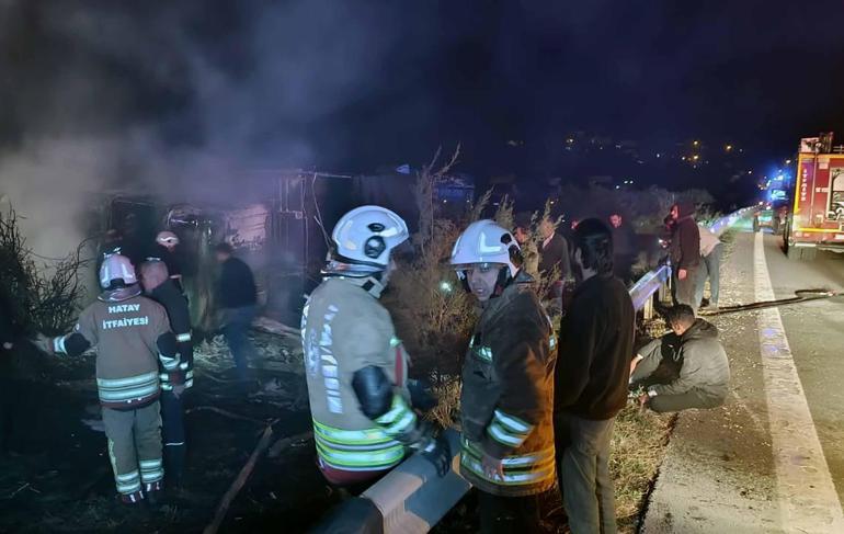 Otoyolda devrilip yanan TIR’daki 2 kişi öldü; alevlerden kaçan anguslar kamerada