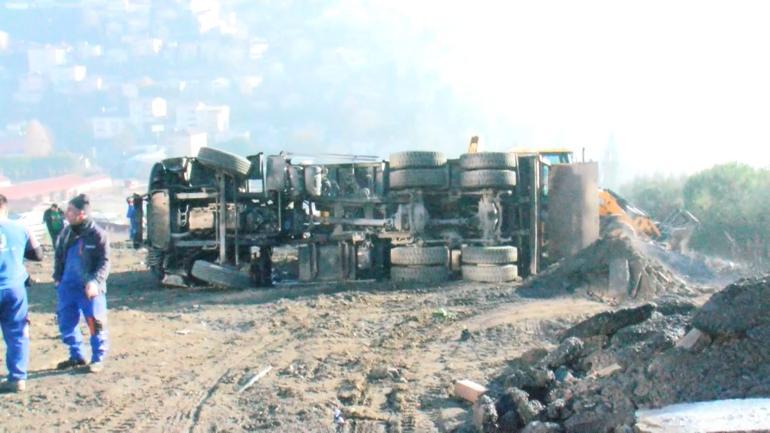 Üsküdar’da hafriyat kamyonu moloz döküm sırasında devrildi; şoför yaralandı